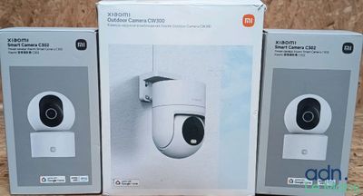 deux appareils photo blancs posés sur une boîte en carton