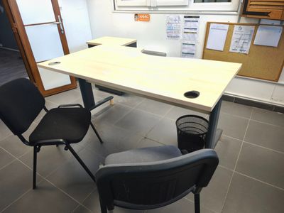 Bureau mélaminé façon bois et un caisson métallique + 2 chai…