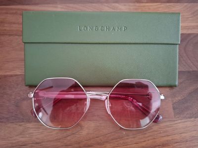 gros plan d'une paire de lunettes de soleil sur une table