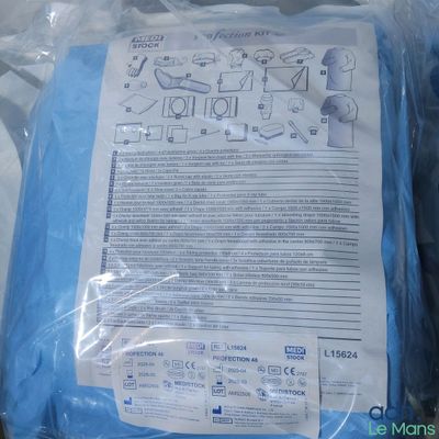 un sac en plastique bleu posé sur une table