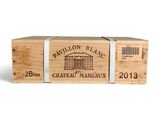 deux cartons de vin empilés l'un sur l'autre sur une surface blanche