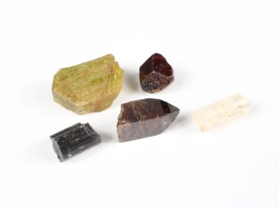 un ensemble de trois pierres de couleurs différentes sur un fond blanc
