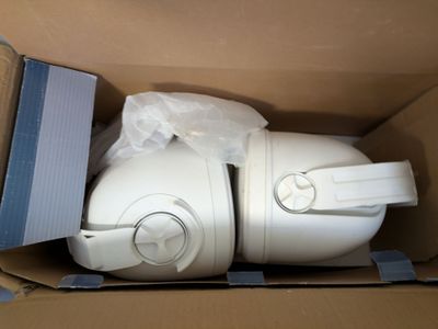 une boîte contenant deux appareils électroménagers blancs