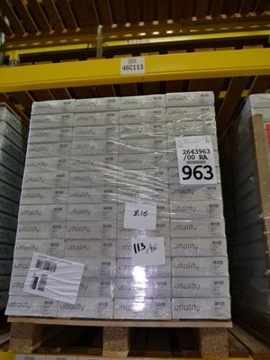 une grande pile de boîtes sur une palette dans un entrepôt