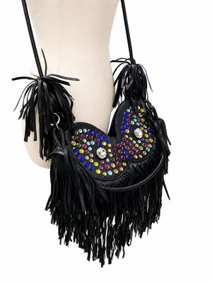 un gros plan sur un sac à main posé sur un mannequin, un mannequin, un mannequin, un mannequin, un mannequin, un mannequin, un mannequin, un mannequin