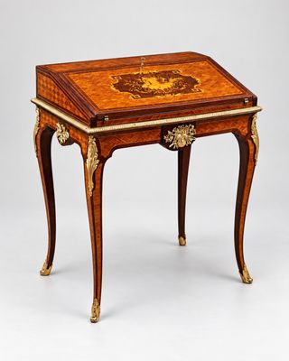 une image représentant une petite table avec un plateau en bois et des bordures dorées