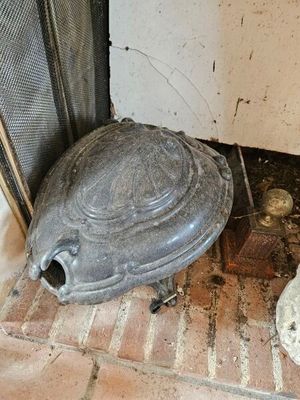 une borne d'incendie posée par terre à côté d'une autre borne d'incendie