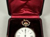 une petite boîte contenant une montre