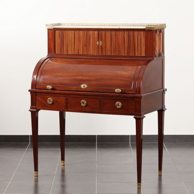 une photo d'un petit bureau avec un plateau en marbre