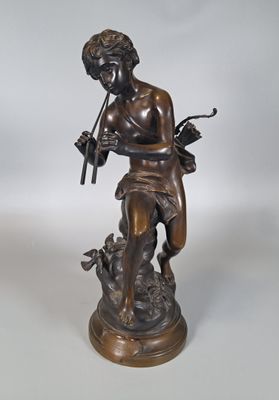 statue en bronze représentant un garçon avec une flûte et un chien