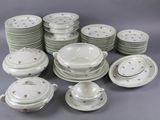 beaucoup d'assiettes, de tasses et de soucoupes sur la table