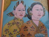 un tableau représentant deux femmes tenant un éventail à la main