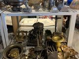 une vitrine remplie d'objets anciens posée sur une table