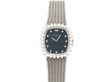 une montre pour femme avec un cadran bleu et des perles