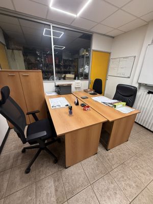 Deux bureaux en stratifié Armoire en stratifié à portes batt…