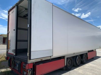 une photo d'une semi-remorque garée sur un parking