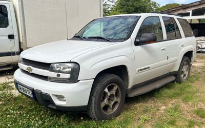un SUV blanc garé dans l'herbe