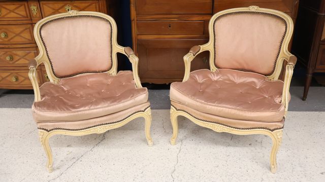 Paire de fauteuils cabriolets de style Louis XV garnie de tissu r...