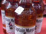Six bouteilles de Captain Morgan's Spice sont posées sur une table