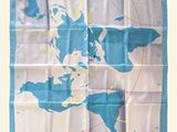 carte du monde imprimée sur un mouchoir bleu et blanc