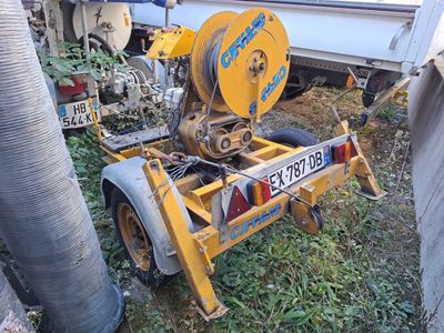 une machine jaune qui est garée dans l'herbe