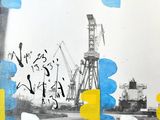 une vieille photo en noir et blanc d'un chantier de construction avec une grue en arrière-plan