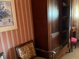 deux chaises et une armoire dans un coin de la pièce