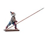 statue d'un homme en armure tenant une lance, sur fond blanc