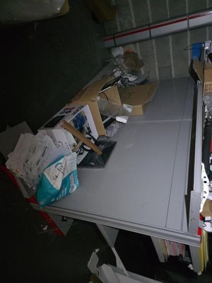 un bureau surmonté d'un ordinateur dans une pièce