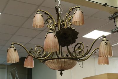 un lustre auquel est suspendu un bouquet de fleurs