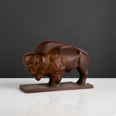 sculpture en bois représentant un buffle debout sur un socle en bois