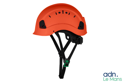 un casque orange fixé sur le côté d'un casque