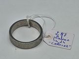 une bague à laquelle est attachée une étiquette, posée sur une table