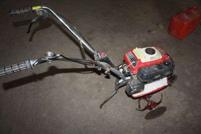 a close up of a small engine on the ground