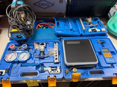 une boîte bleue sur laquelle sont branchés plusieurs fils