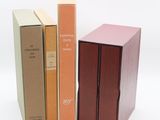 plusieurs livres sont empilés sur une surface blanche