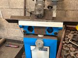 une machine qui se trouve dans une pièce, à côté d'autres machines