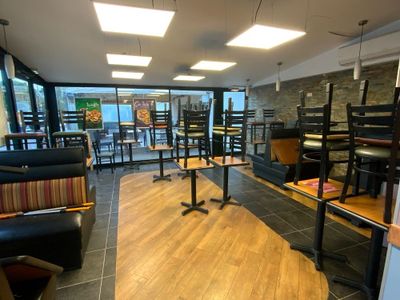 Deux doubles banquettes et deux banquettes skaï abîmées, qui…