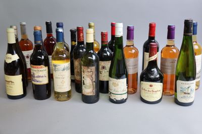 plusieurs bouteilles de vin alignées sur une table