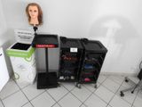 une tête de mannequin posée sur un socle dans une pièce
