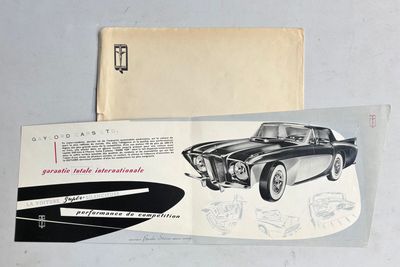 Une ancienne brochure automobile présente une photo en noir et blanc