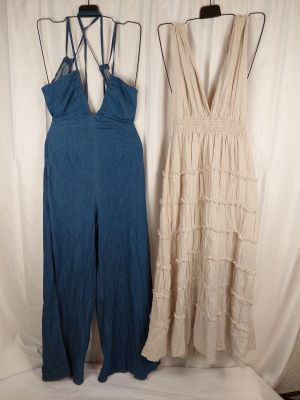 deux robes pour femme suspendues à un portant devant un fond blanc