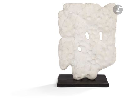 sculpture en marbre représentant un visage, posée sur un socle en bois