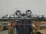 un homme qui tient un objet métallique au-dessus de sa tête