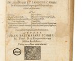 un vieux livre est ouvert sur une surface blanche