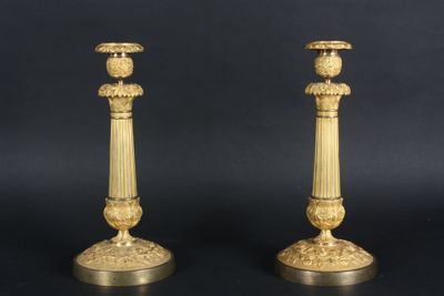 paire de flambeaux en bronze à décor ciselé et doré. - Photo 1