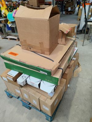 de nombreux cartons empilés les uns sur les autres dans un entrepôt