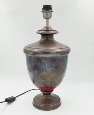 l'image d'une lampe posée sur une table