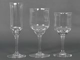 trois verres à vin vides posés les uns à côté des autres sur une table