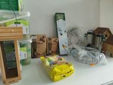 many items that are sitting on a table